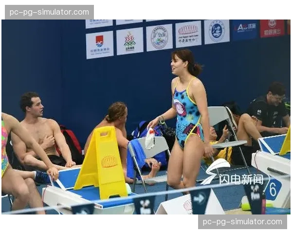 游泳世界杯赛前训练开放日，小粉丝与偶像莱德基合影场面温馨